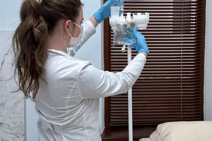 Медсестра клиники Мед Юг готовит капельницу